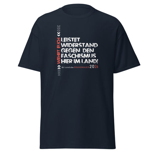 „Blaues Unisex‑T‑Shirt mit großem politischen Frontprint ‚Wehrt euch – Leistet Widerstand gegen den Faschismus hier im Land – Wir sind die Brandmauer 2026‘ in Weiß, Rot und Grau.“