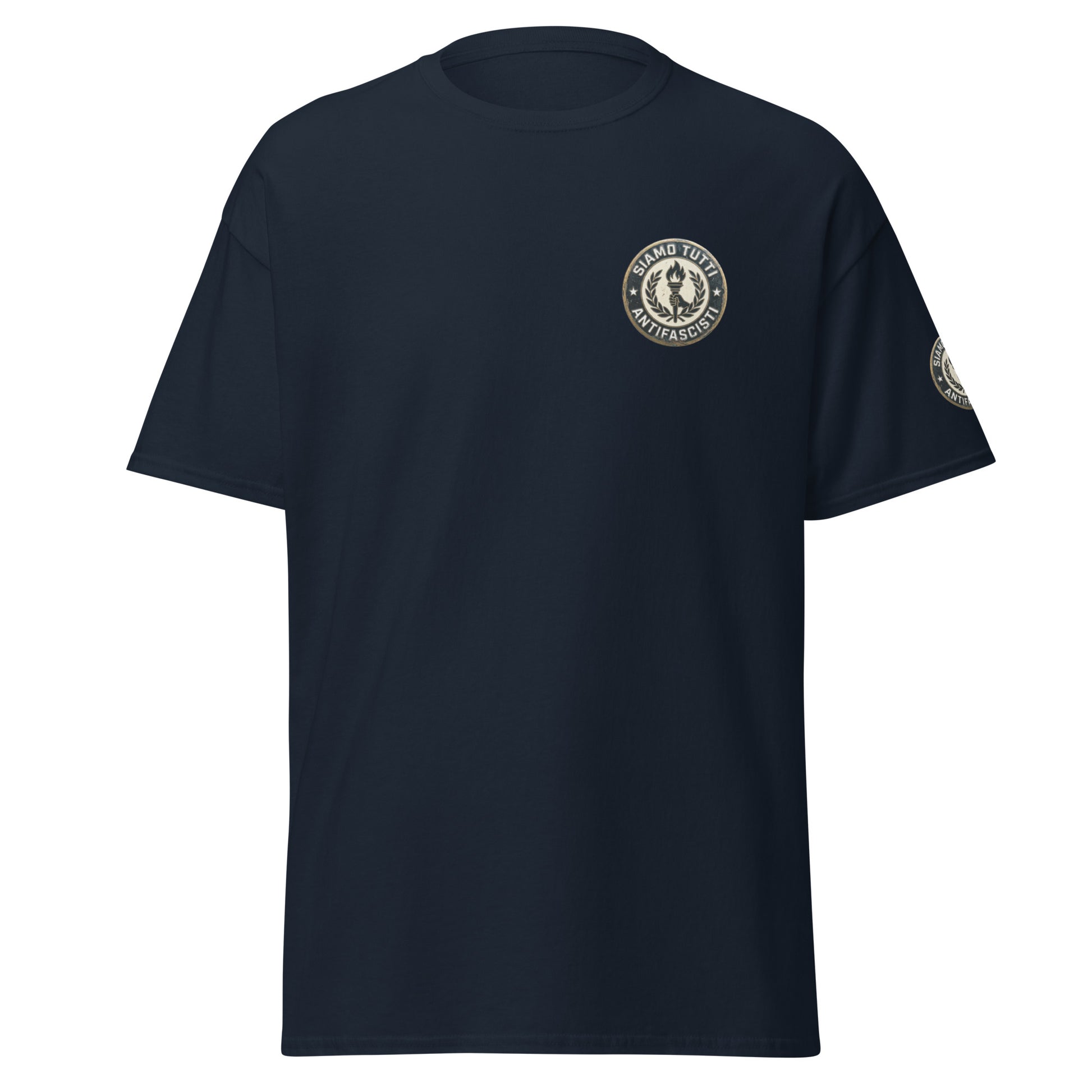 Dunkelblaues Unisex T‑Shirt mit rundem Emblem aus Fackel und Lorbeerkranz und dem Schriftzug „Siamo Tutti Antifascisti“.