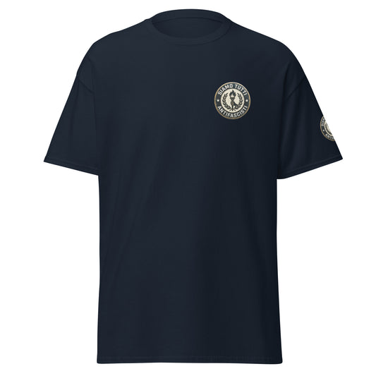 Dunkelblaues Unisex T‑Shirt mit rundem Emblem aus Fackel und Lorbeerkranz und dem Schriftzug „Siamo Tutti Antifascisti“.