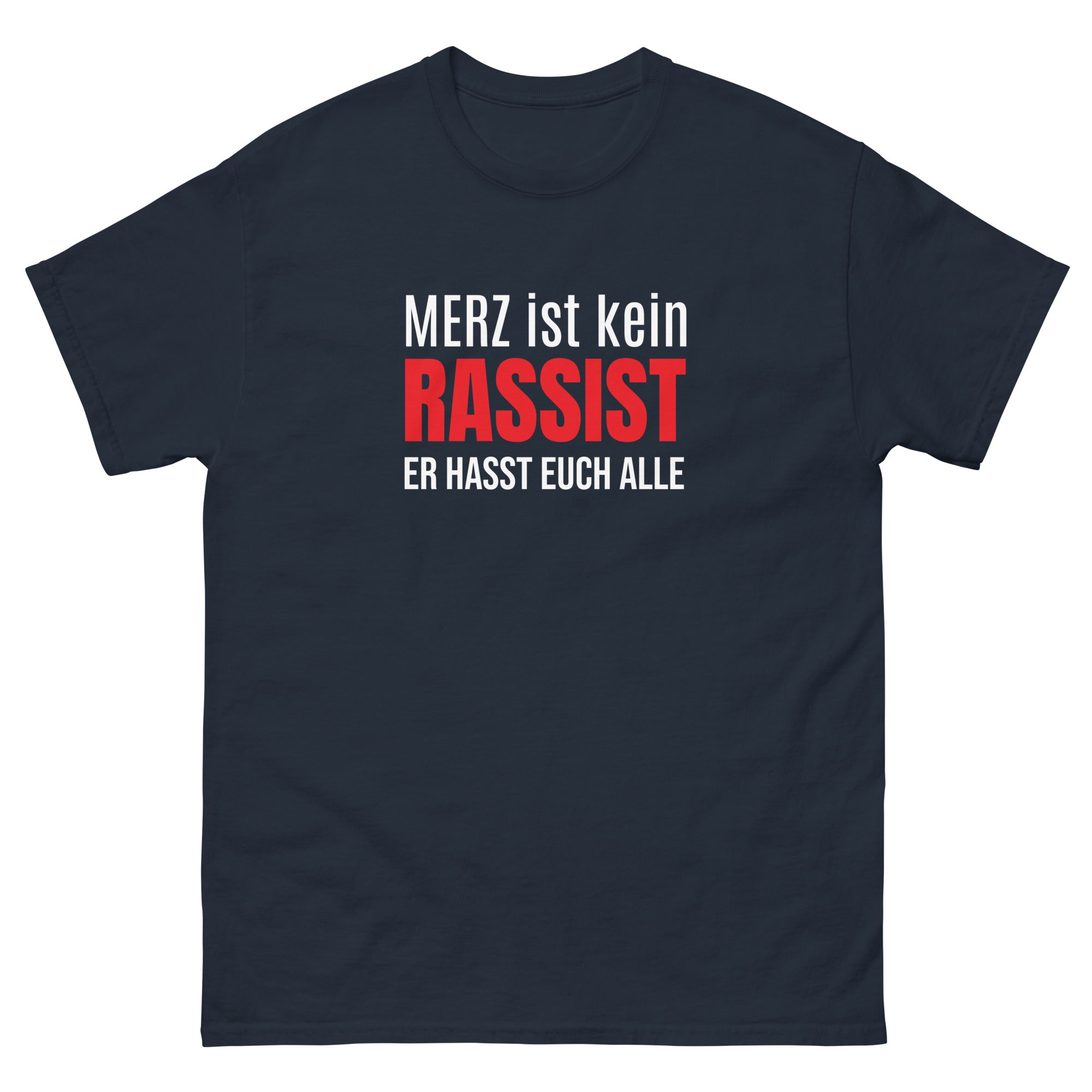 „Dunkelblaues Unisex T‑Shirt mit dem Schriftzug ‚Merz ist kein Rassist, er hasst auch alle‘.“