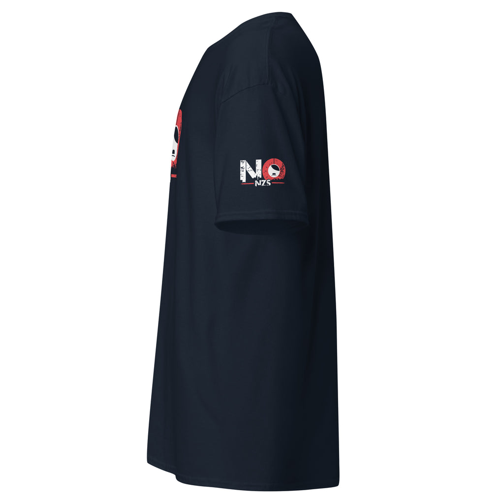 Seitenansicht des NO NZS Unisex T‑Shirts, gerader Schnitt.
