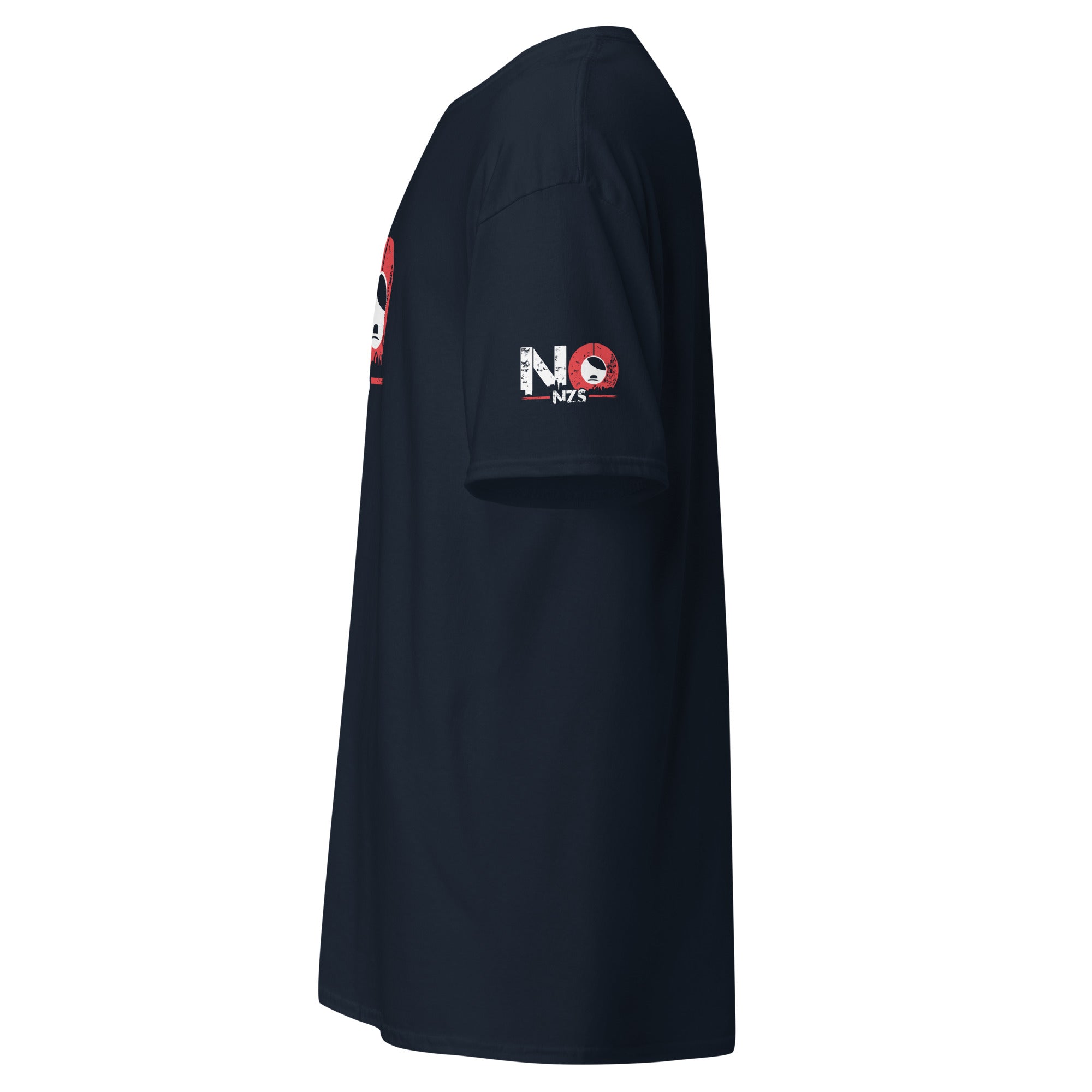 Seitenansicht des NO NZS Unisex T‑Shirts, gerader Schnitt.