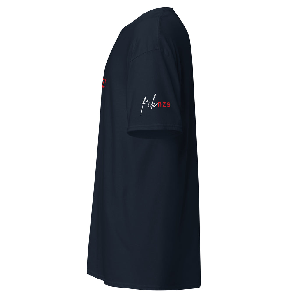 „Navy Herren‑T‑Shirt mit f*cknzs  Ärmelprint.“

