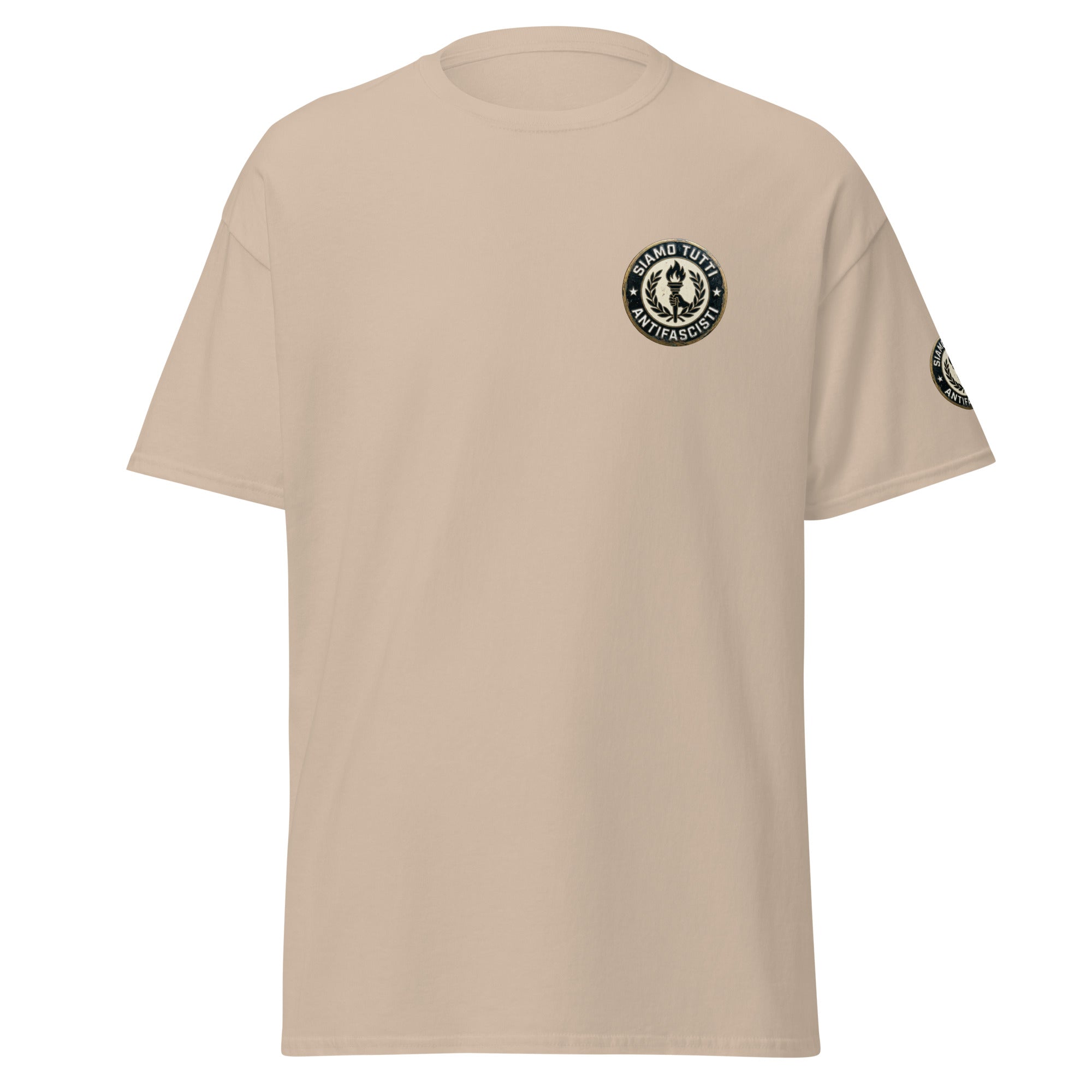 Statement‑Shirt mit Fackel‑Symbol und Lorbeerkranz. „Siamo Tutti Antifascisti“ – für Aufklärung, Freiheit und demokratische Werte. Unisex & hochwertig inkl. Front- & Ärmelprint.