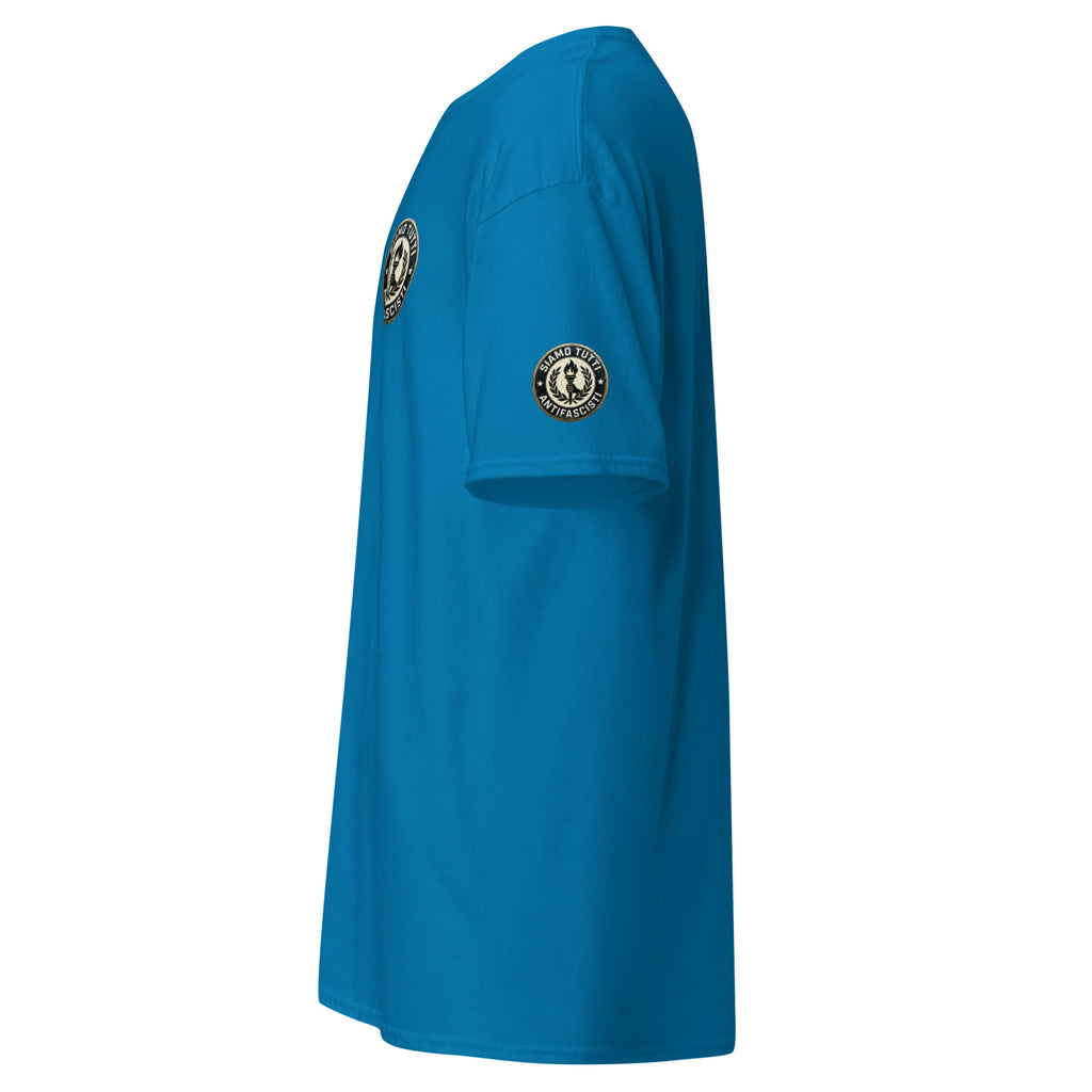 Blaues Unisex T‑Shirt mit rundem Fackel‑ und Lorbeerkranz‑Emblem und dem Schriftzug „Siamo Tutti Antifascisti“ inkl. Ärmelprint.