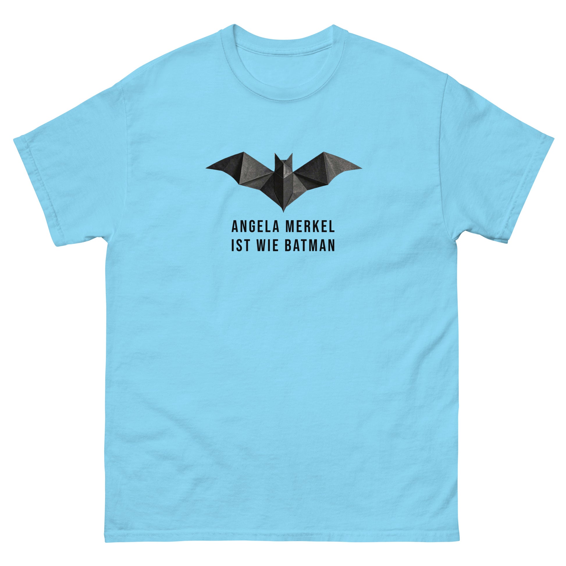 Blaues Pastellfarbenes T‑Shirt mit Bat‑Symbol und dem Aufdruck ‚Angela Merkel ist wie Batman‘ – Light Edition der Raute‑Kollektion.