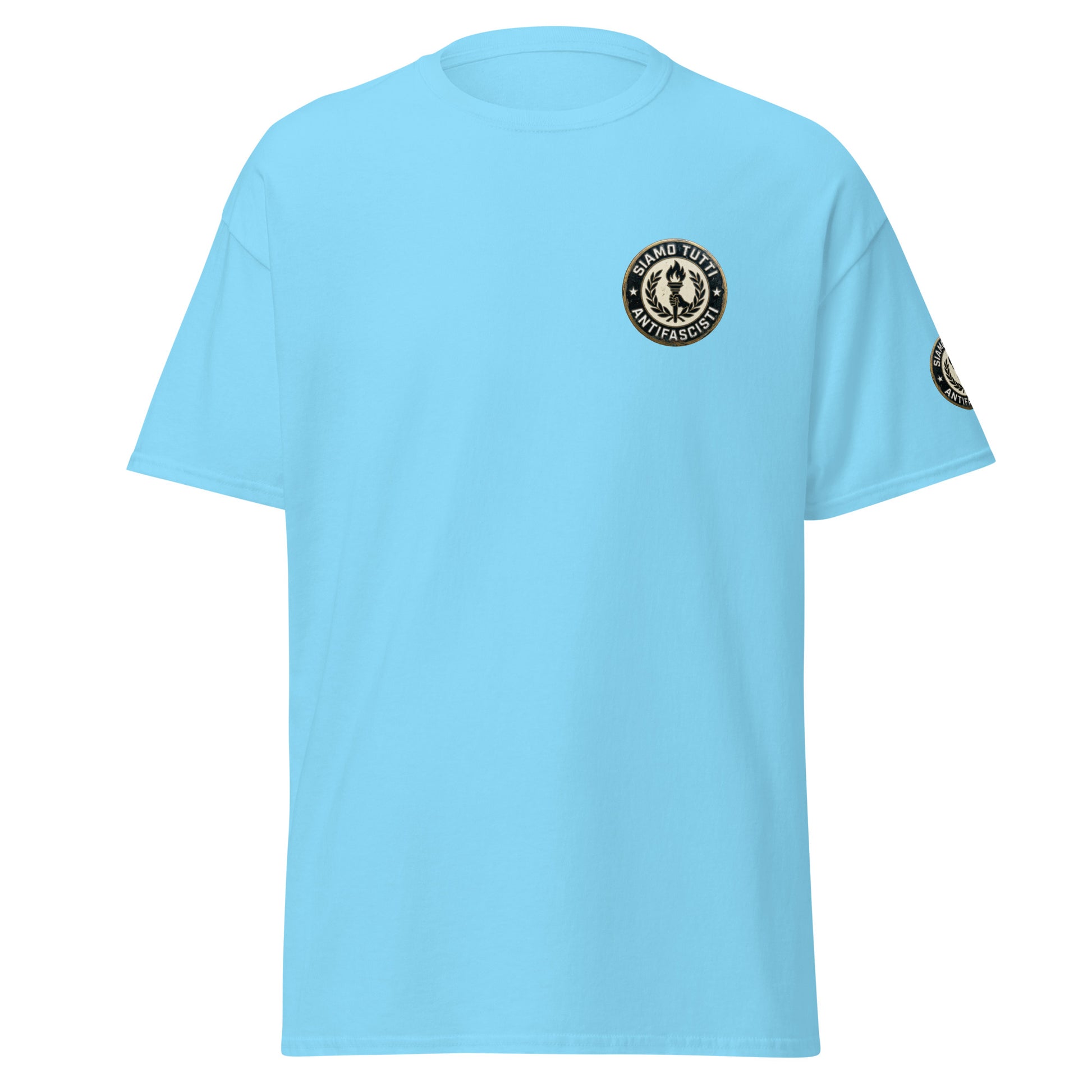 Hellblaues Unisex T‑Shirt mit rundem Fackel‑ und Lorbeerkranz‑Emblem und dem Schriftzug „Siamo Tutti Antifascisti“.