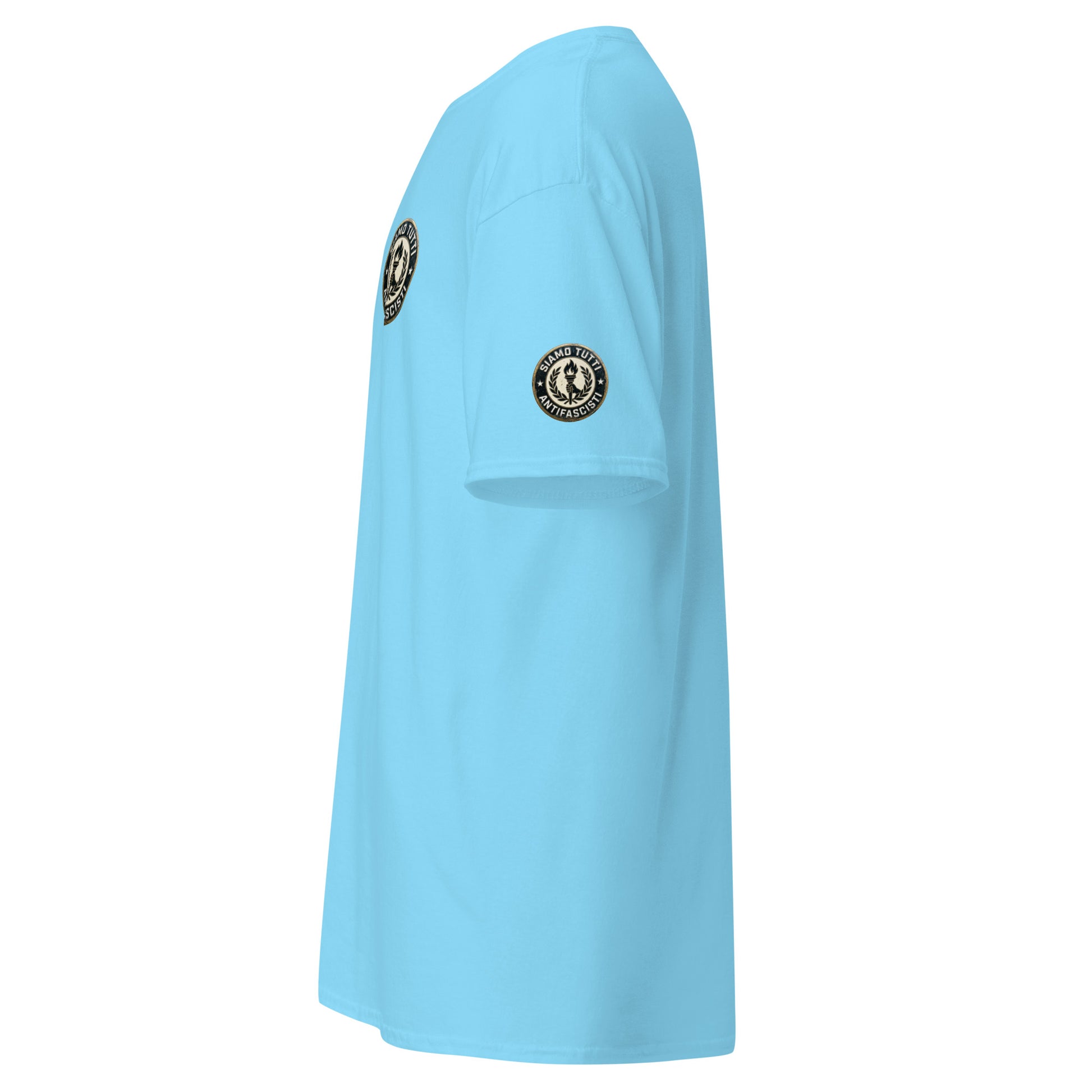 Hellblaues Unisex T‑Shirt mit rundem Fackel‑ und Lorbeerkranz‑Emblem und dem Schriftzug „Siamo Tutti Antifascisti“. Ärmelprint.