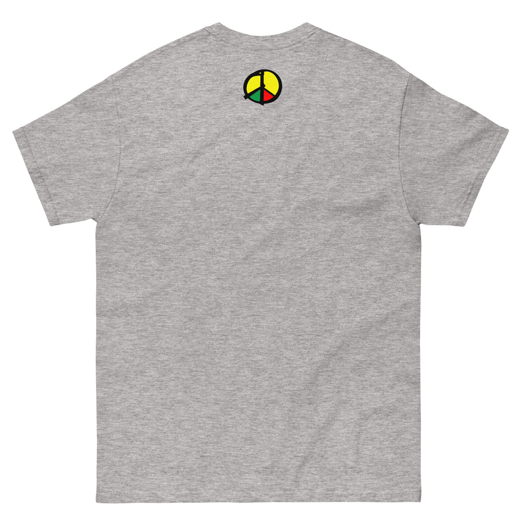 Modernes Statement‑Shirt mit Peace‑Symbol in panafrikanischen Farben. „Make Peace Loud“ – für Menschen, die Haltung zeigen.