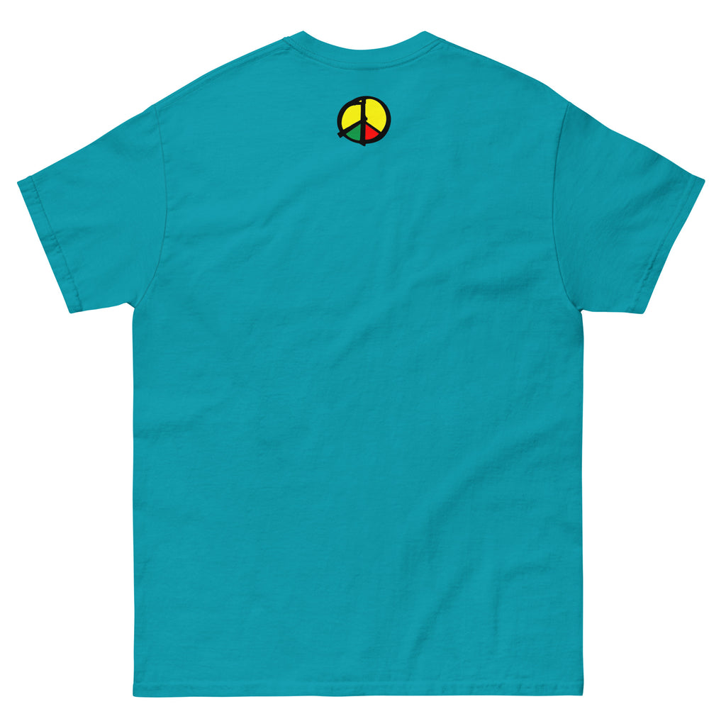 Unisex T‑Shirt mit großem Peace‑Symbol in panafrikanischen Farben. Das Symbol enthält die Silhouette eines Gewehrs, das in ein Friedenszeichen übergeht. Darunter steht der Text Make Peace Loud. Rückseite.