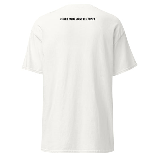„Rückseite eines Herren T‑Shirts mit dem klaren Text ‚In der Ruhe liegt die Kraft‘. Das Design ist ruhig, minimalistisch und gut lesbar.“