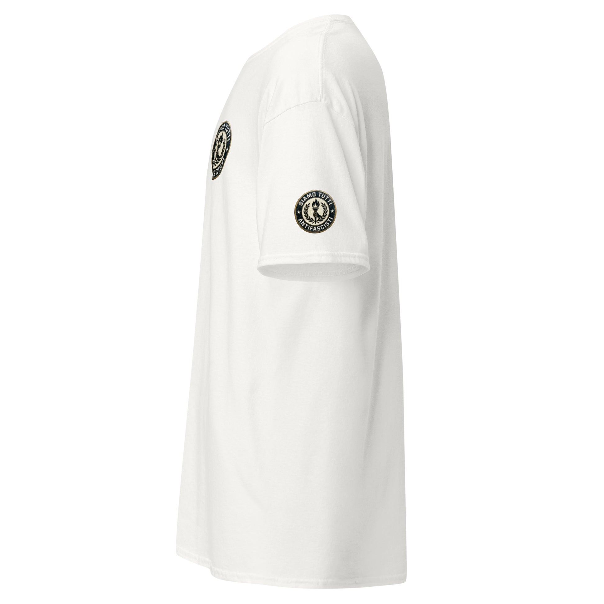 Weißes Unisex T‑Shirt mit rundem Fackel‑ und Lorbeerkranz‑Emblem und dem Schriftzug „Siamo Tutti Antifascisti“. Ärmelprint.