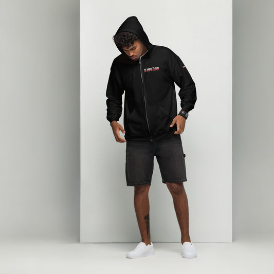 „Person trägt schwarzen Zip‑Hoodie mit Kapuze und Brustprint ‚NO PAIN NO GAIN‘ in Weiß und Rot, kombiniert mit schwarzen Shorts und weißen Slippern – sportlich-lässiger Streetwear-Look vor hellem Hintergrund.“