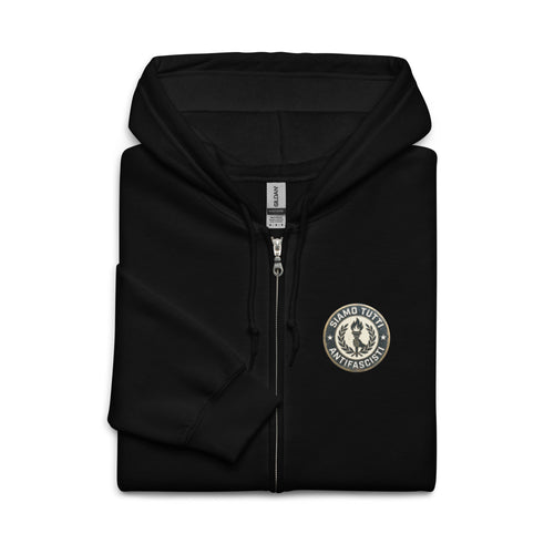 Detailansicht Unisex Zip‑Hoodie mit rundem Fackel‑ und Lorbeerkranz‑Emblem und dem Schriftzug „Siamo Tutti Antifascisti“.