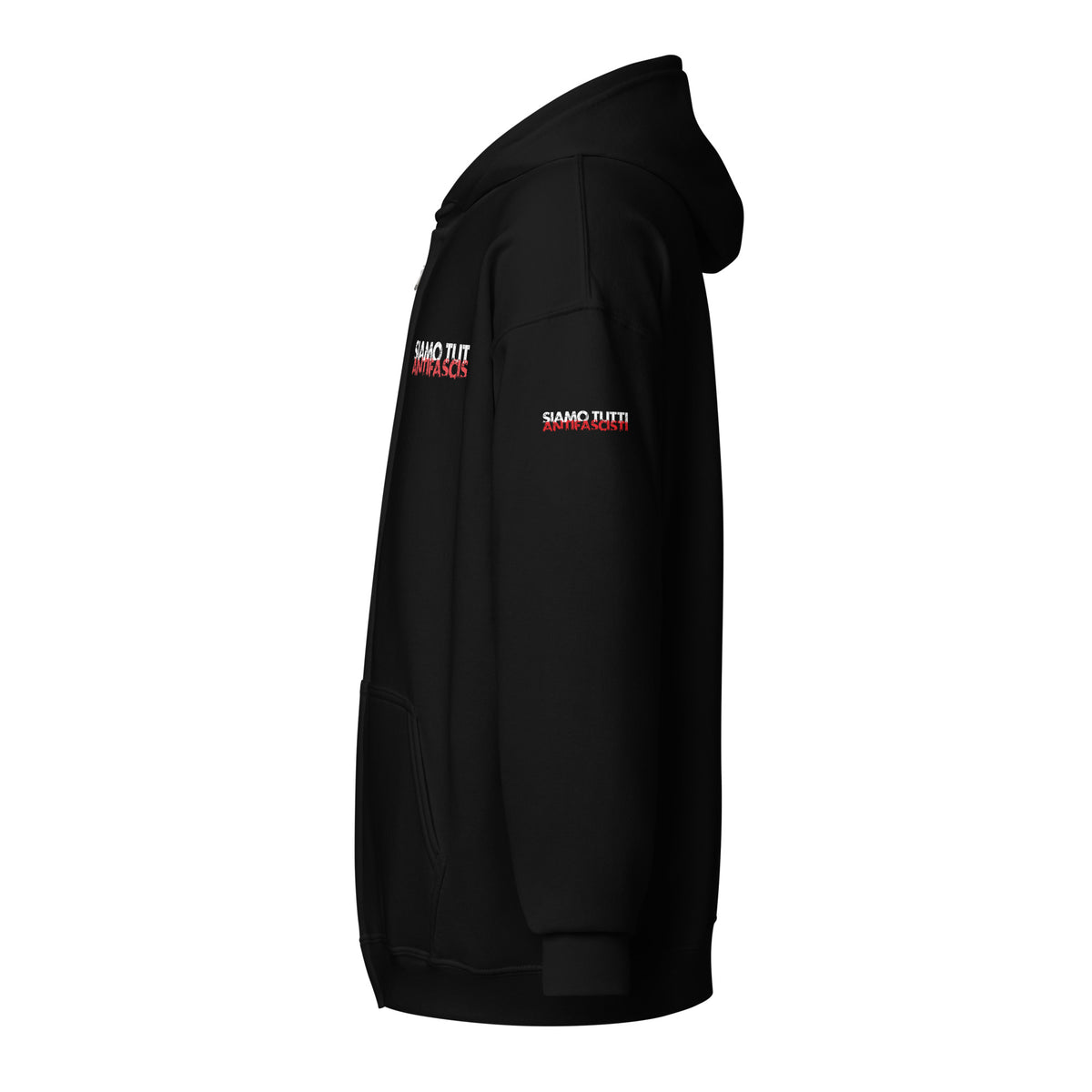 „Schwarzer Zip-Hoodie mit Kapuze, Fronttasche und Brustprint ‚SIAMO TUTTI ANTIFASCISTI‘ in Weiß und Rot – antifaschistisches Statement in seitlicher Ansicht.“