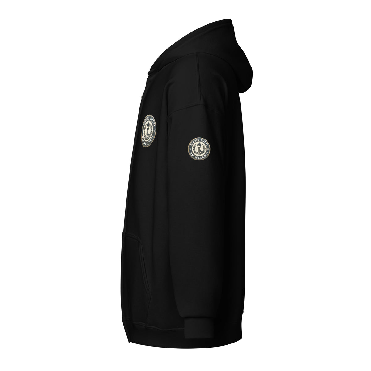 Schwarzer Unisex Zip‑Hoodie mit rundem Fackel‑ und Lorbeerkranz‑Emblem und dem Schriftzug „Siamo Tutti Antifascisti“ inkl. Ärmelprint.