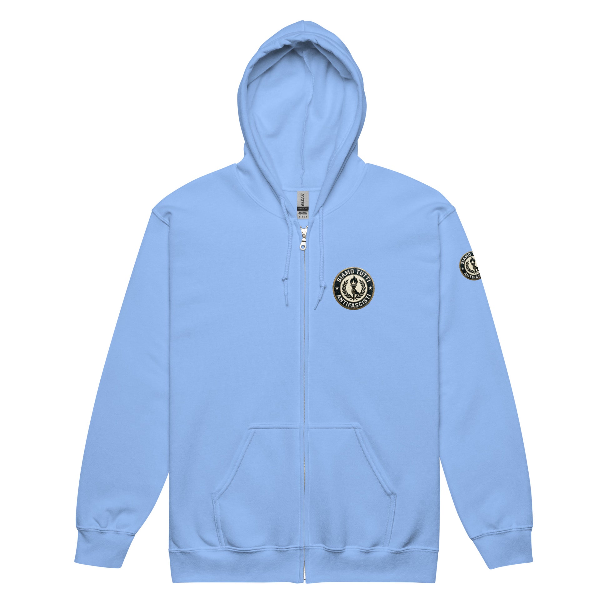 Hellblauer Heather‑Zip‑Hoodie mit Fackel‑ und Lorbeerkranz‑Emblem und „Siamo Tutti Antifascisti“.