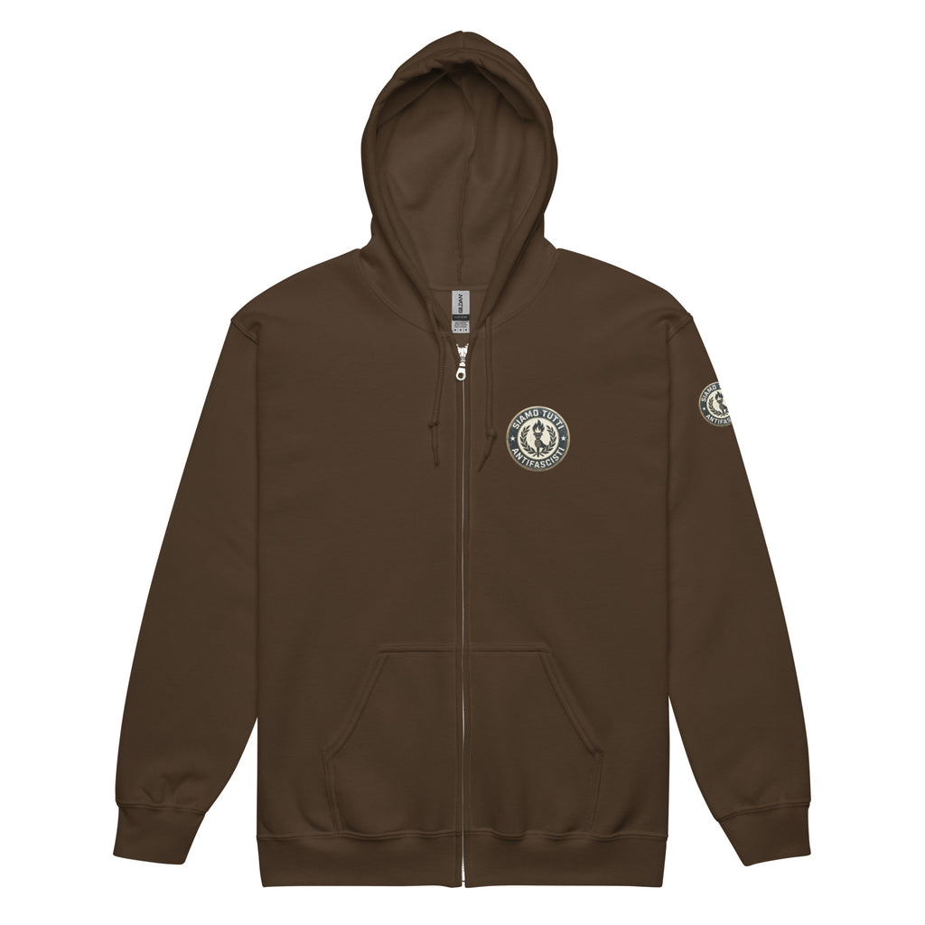 Brauner Unisex Zip‑Hoodie mit rundem Fackel‑ und Lorbeerkranz‑Emblem und dem Schriftzug „Siamo Tutti Antifascisti“.