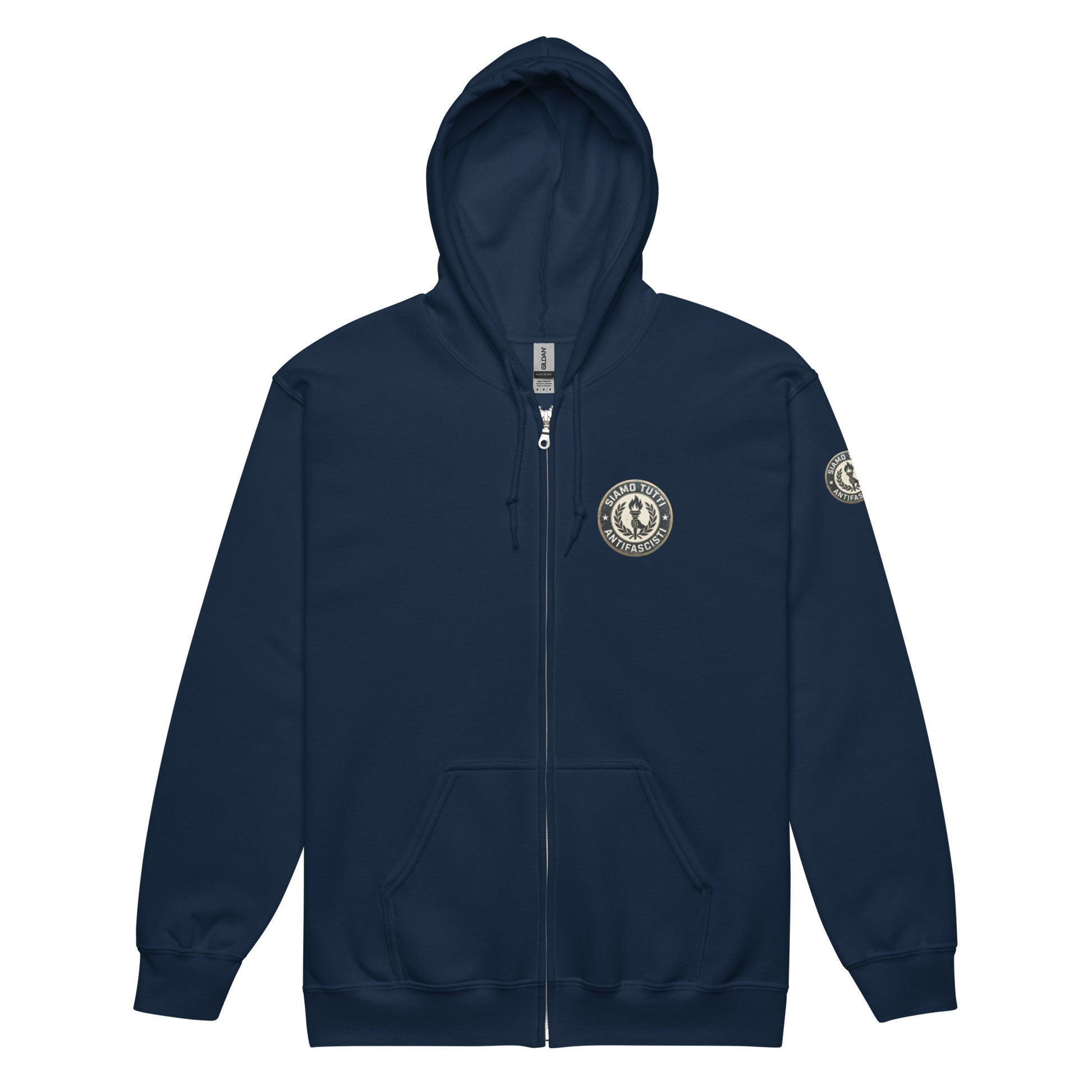 Dunkelblauer Zip‑Hoodie mit rundem Emblem aus Fackel und Lorbeerkranz und dem Schriftzug „Siamo Tutti Antifascisti“.
