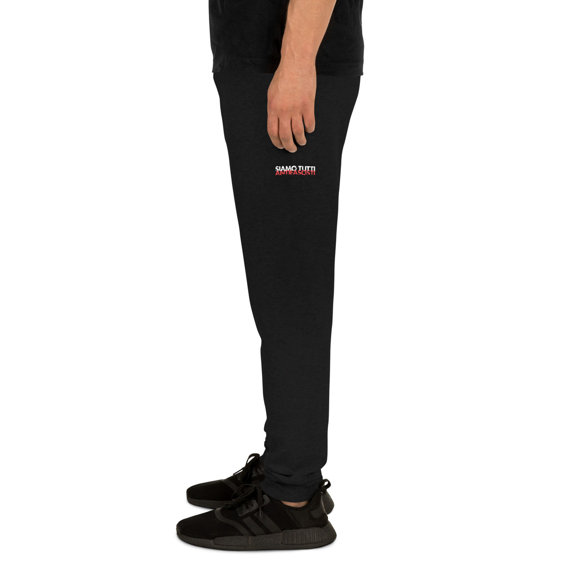 „Unisex‑Jogginghose Siamo tutti antifascisti in Schwarz mit weiß‑rotem Print“

