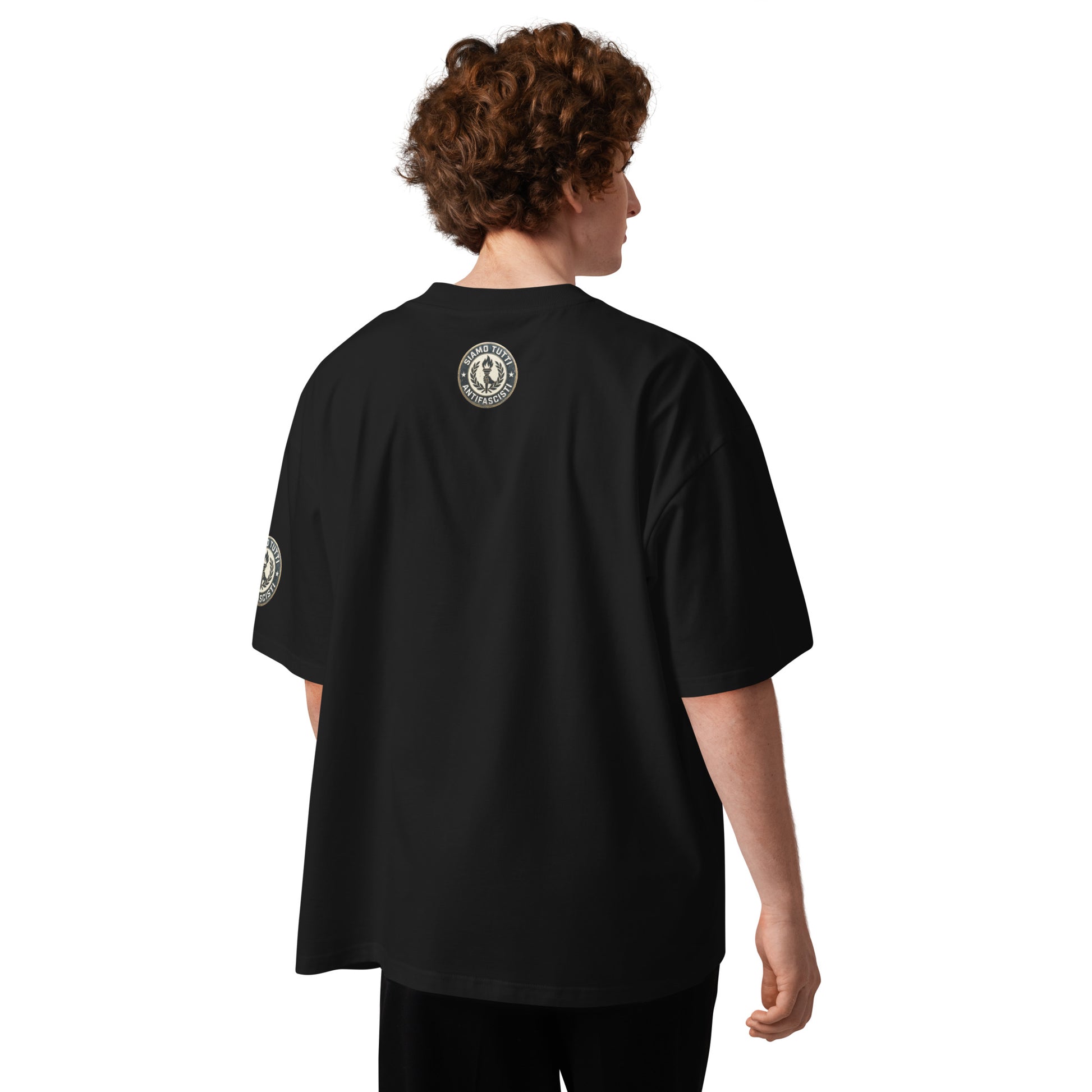 Schwarzes Oversize‑T‑Shirt mit zwei runden Emblem‑Logos auf Brust und Ärmel, Rücken.