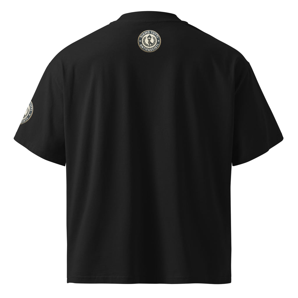 Das Oversize‑Shirt besteht aus 50 % Baumwolle und 50 % Polyester mit einem Stoffgewicht von 271 g/m². Das Motiv wird vorne und auf dem Ärmel mit hochwertiger DTFlex‑Drucktechnik aufgebracht.
