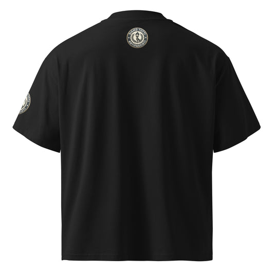 Das Oversize‑Shirt besteht aus 50 % Baumwolle und 50 % Polyester mit einem Stoffgewicht von 271 g/m². Das Motiv wird vorne und auf dem Ärmel mit hochwertiger DTFlex‑Drucktechnik aufgebracht.