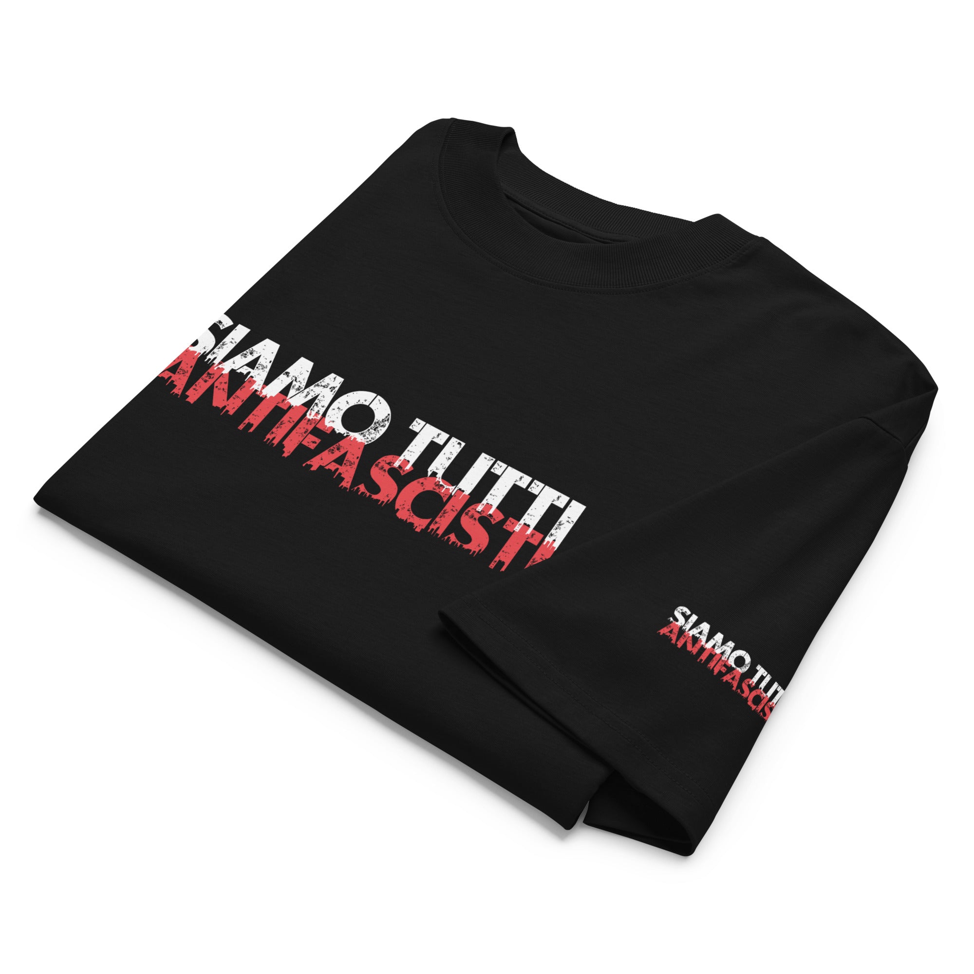 „Gefaltetes schwarzes T‑Shirt mit Frontprint ‚SIAMO TUTTI ANTIFASCISTI‘ in Weiß und Rot sowie kleinem Ärmelprint – klares antifaschistisches Statement in kontrastreichem Design.“