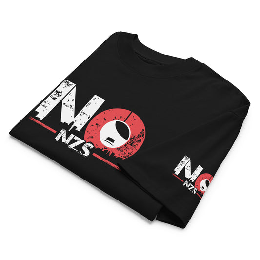 Nahaufnahme des NO NZS Ärmelprints auf dem linken Ärmel