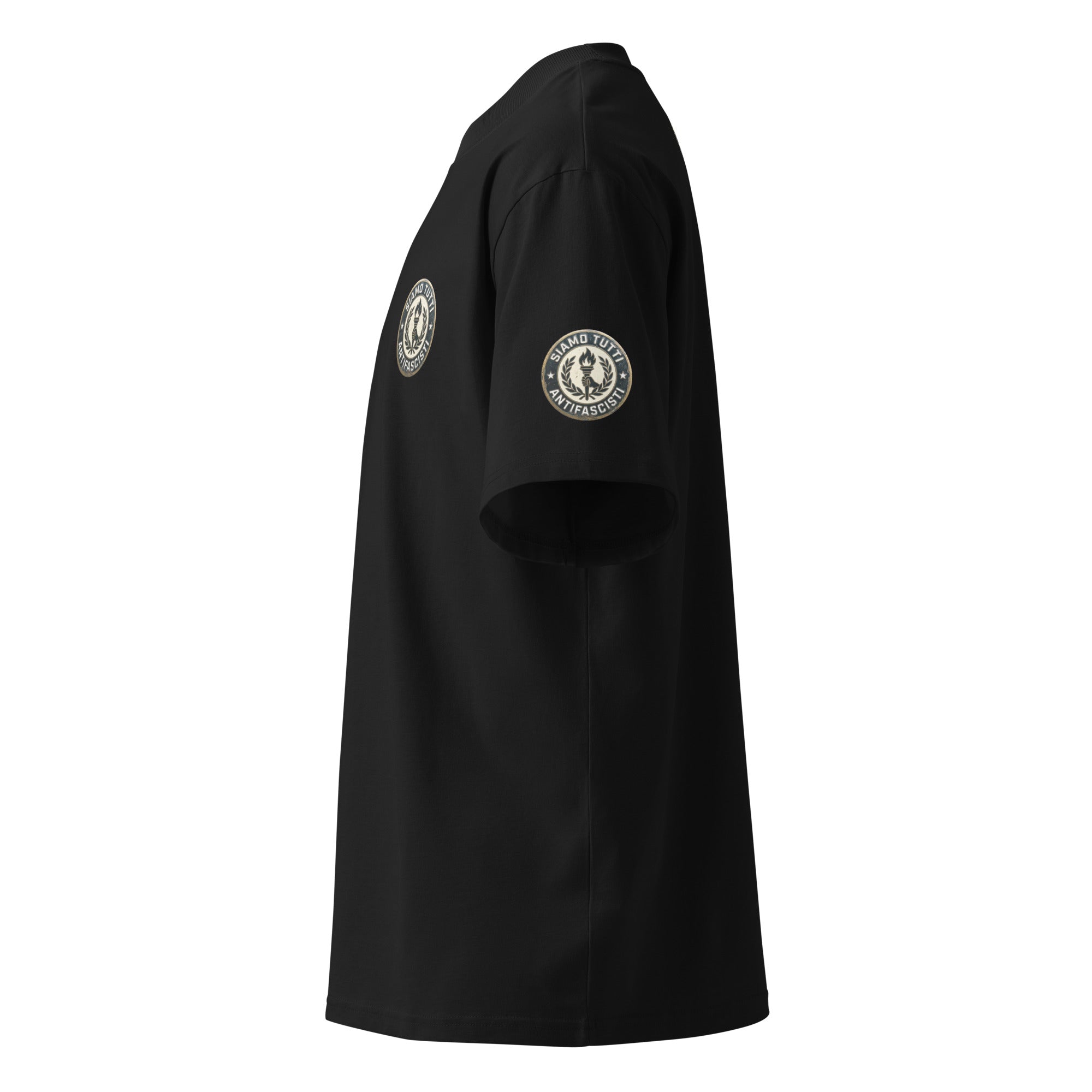Schwarzes Oversize‑T‑Shirt mit rundem Fackel‑ und Lorbeerkranz‑Emblem und dem Schriftzug „Siamo Tutti Antifascisti“. Ansicht Ärmel.