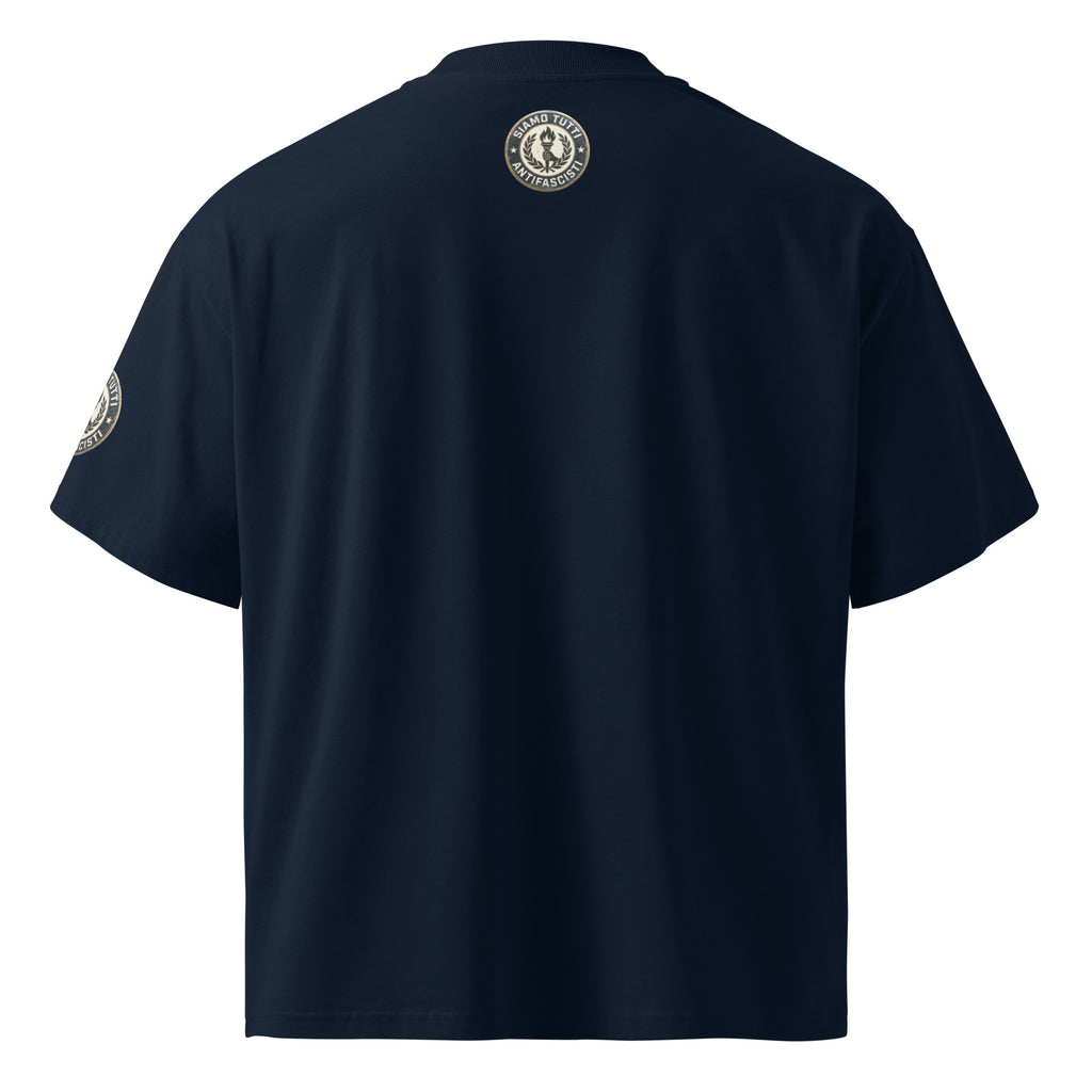 Dunkelblaues Oversize‑T‑Shirt mit rundem Fackel‑ und Lorbeerkranz‑Emblem und „Siamo Tutti Antifascisti“. Inkl. Nackenprint.