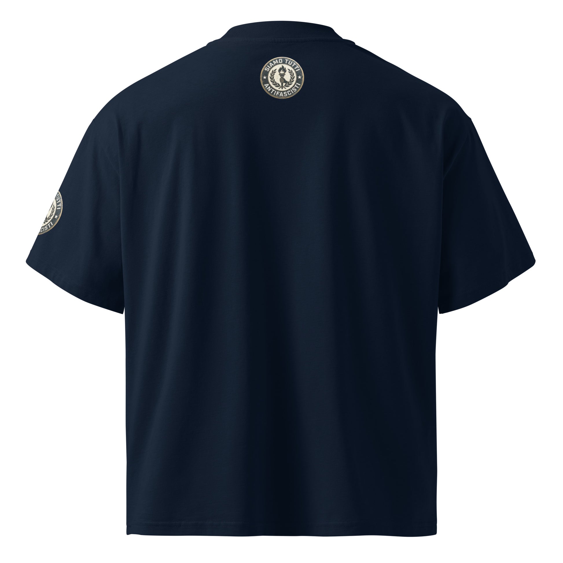 Dunkelblaues Oversize‑T‑Shirt mit rundem Fackel‑ und Lorbeerkranz‑Emblem und „Siamo Tutti Antifascisti“. Inkl. Nackenprint.