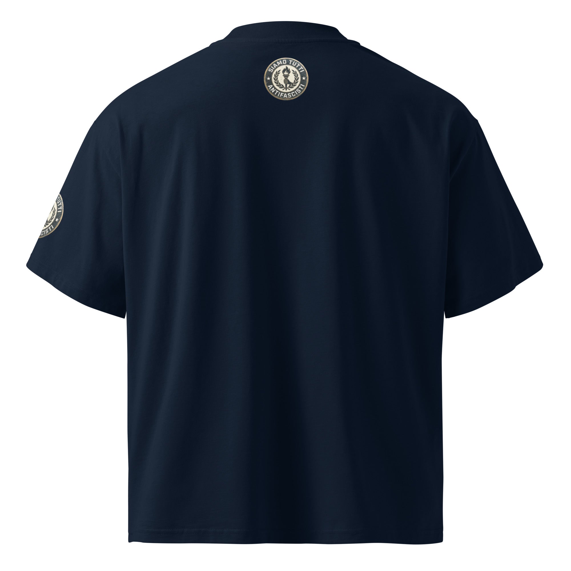 Dunkelblaues Oversize‑T‑Shirt mit rundem Fackel‑ und Lorbeerkranz‑Emblem und „Siamo Tutti Antifascisti“. Inkl. Nackenprint.