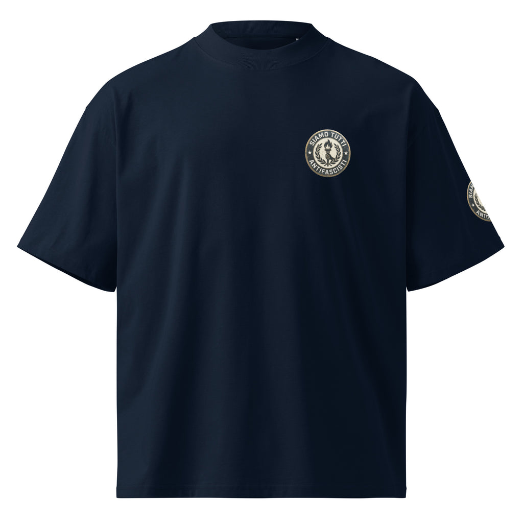 Dunkelblaues Oversize‑T‑Shirt mit rundem Fackel‑ und Lorbeerkranz‑Emblem und „Siamo Tutti Antifascisti“.