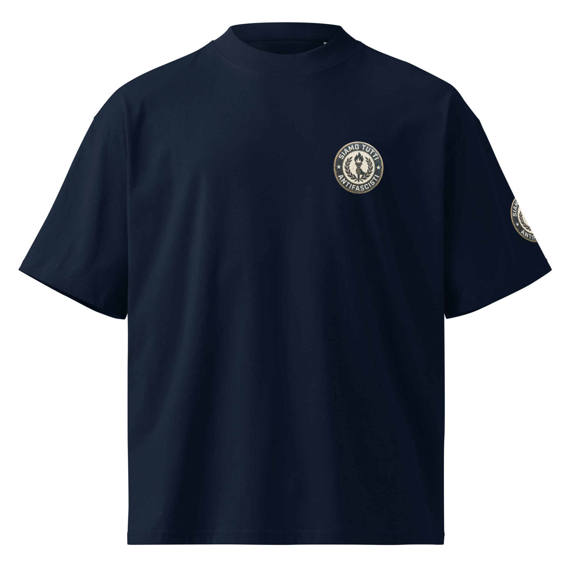Dunkelblaues Oversize‑T‑Shirt mit rundem Fackel‑ und Lorbeerkranz‑Emblem und „Siamo Tutti Antifascisti“.