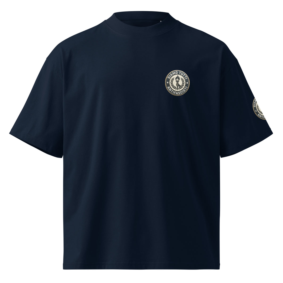 Dunkelblaues Oversize‑T‑Shirt mit rundem Fackel‑ und Lorbeerkranz‑Emblem und „Siamo Tutti Antifascisti“.