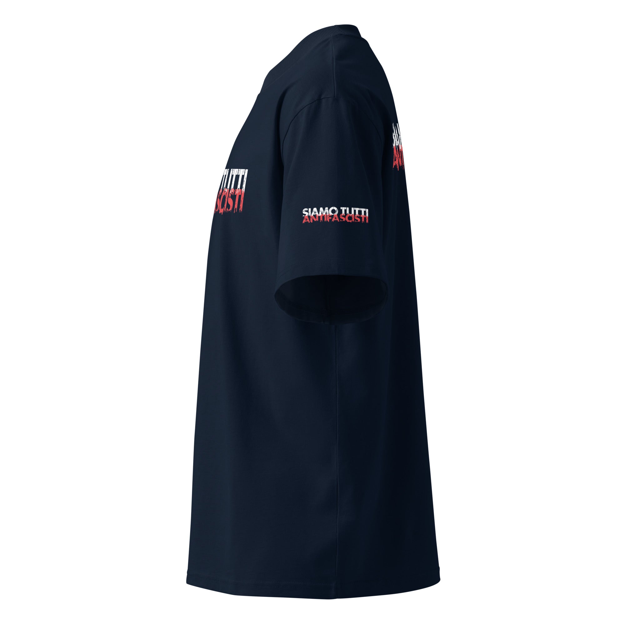 Navy Unisex T-Shirt in Seitenansicht mit dem Statement „SIAMO TUTTI ANTIFASCISTI“ in weiß-roter, distressed Schrift auf der Brust und dem linken Ärmel.
