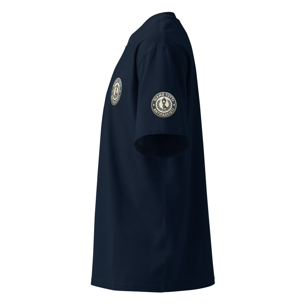 Dunkelblaues Oversize‑T‑Shirt mit rundem Fackel‑ und Lorbeerkranz‑Emblem und „Siamo Tutti Antifascisti“ inkl. Ärmelprint.