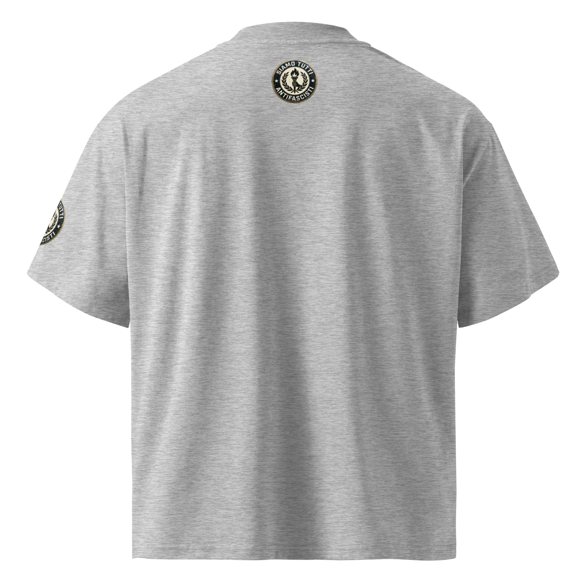 Hellgraues Oversize‑T‑Shirt mit rundem Fackel‑ und Lorbeerkranz‑Emblem und „Siamo Tutti Antifascisti“. Rückenprint.
