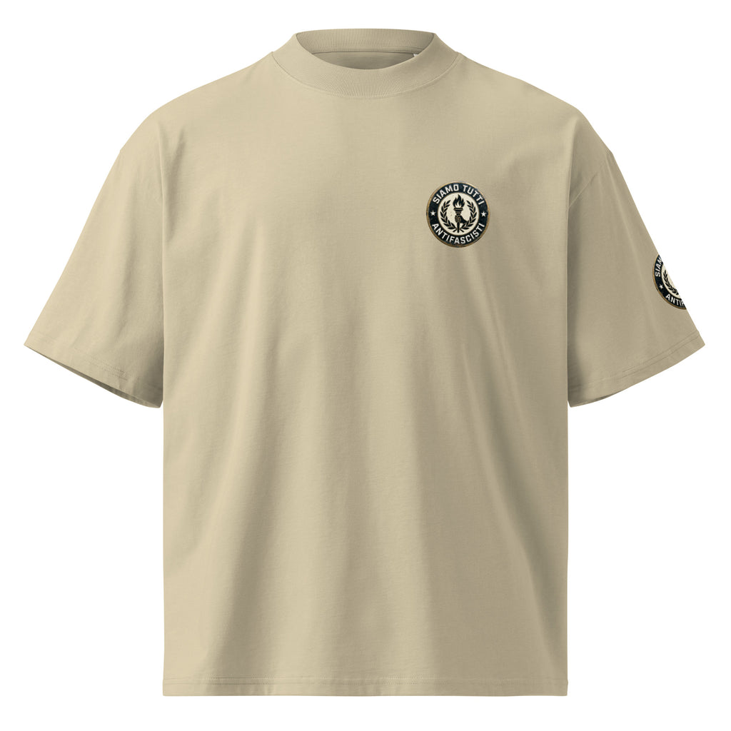 Sandfarbenes Oversize‑T‑Shirt mit rundem Fackel‑ und Lorbeerkranz‑Emblem und „Siamo Tutti Antifascisti“.