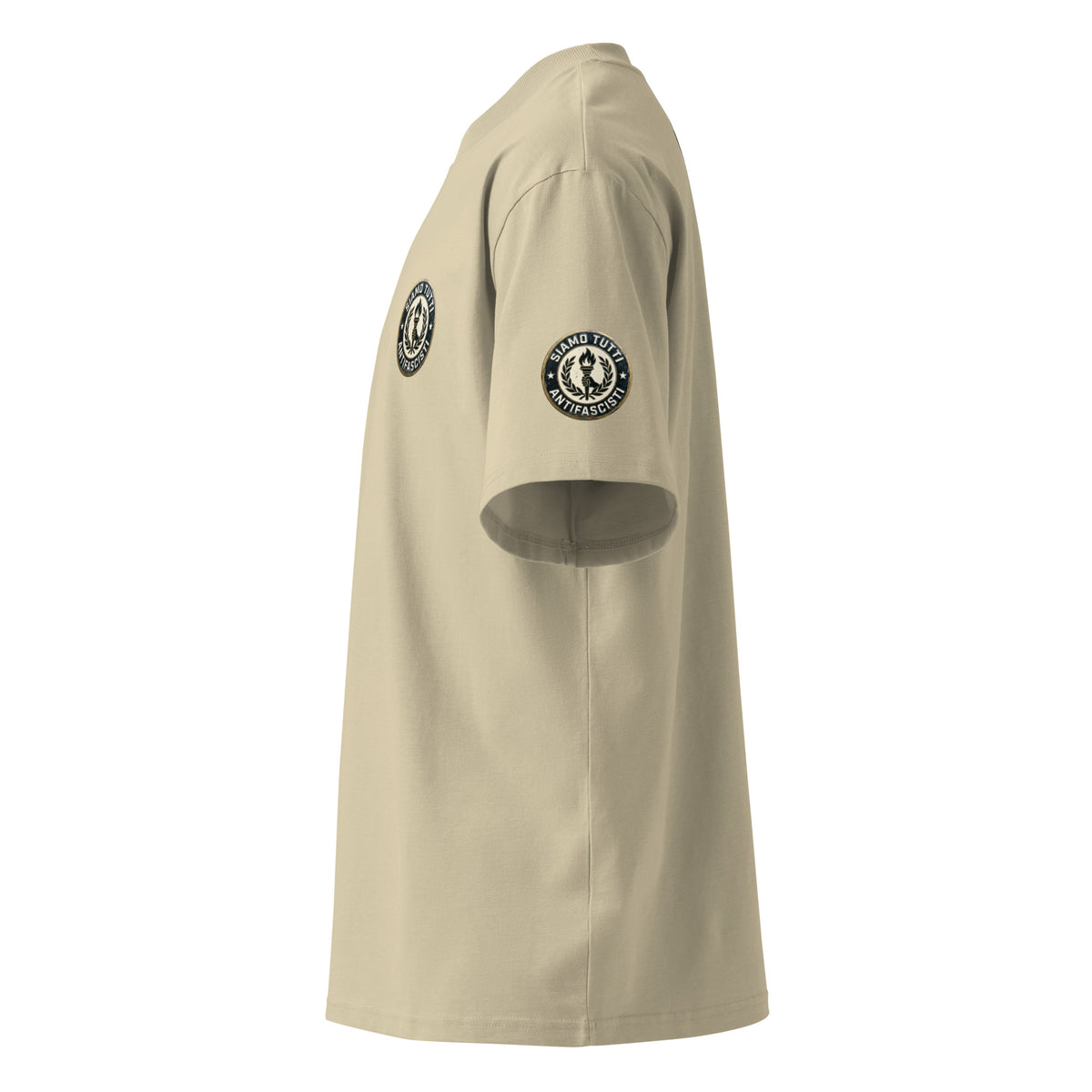 Sandfarbenes Oversize‑T‑Shirt mit rundem Fackel‑ und Lorbeerkranz‑Emblem und „Siamo Tutti Antifascisti“. Ärmelprint.