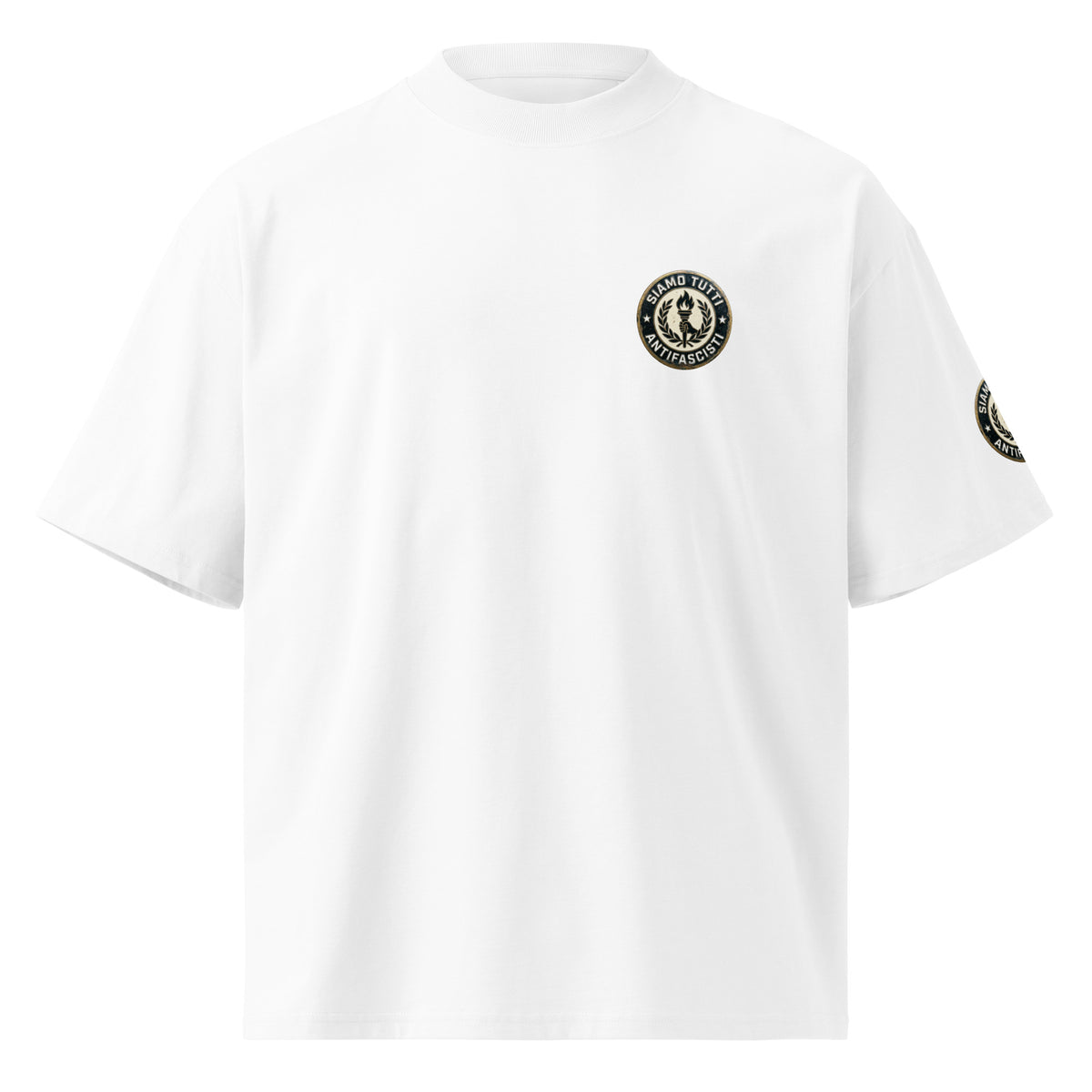 Weißes Oversize‑T‑Shirt mit rundem Emblem aus Fackel und Lorbeerkranz und dem Schriftzug „Siamo Tutti Antifascisti“.