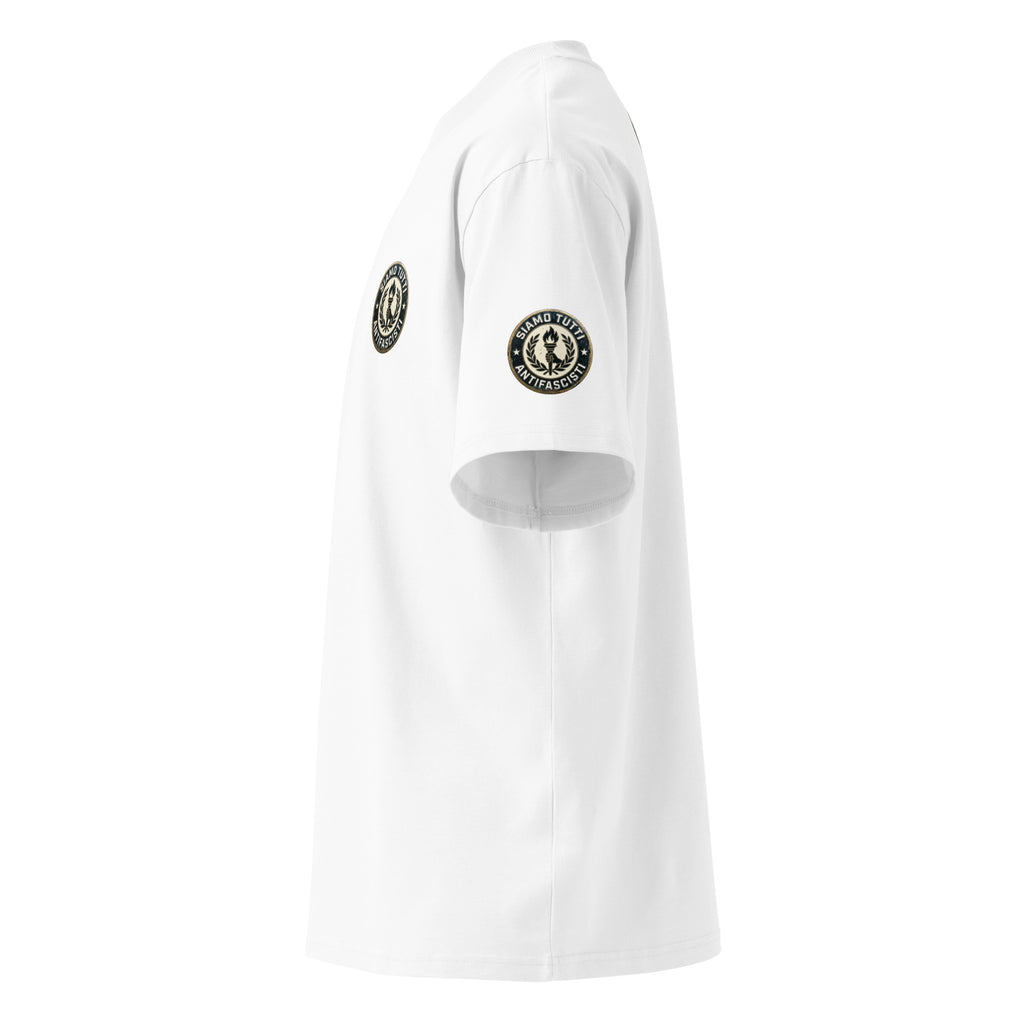 Weißes Oversize‑T‑Shirt mit rundem Emblem aus Fackel und Lorbeerkranz und dem Schriftzug „Siamo Tutti Antifascisti“. Ärmelprint.