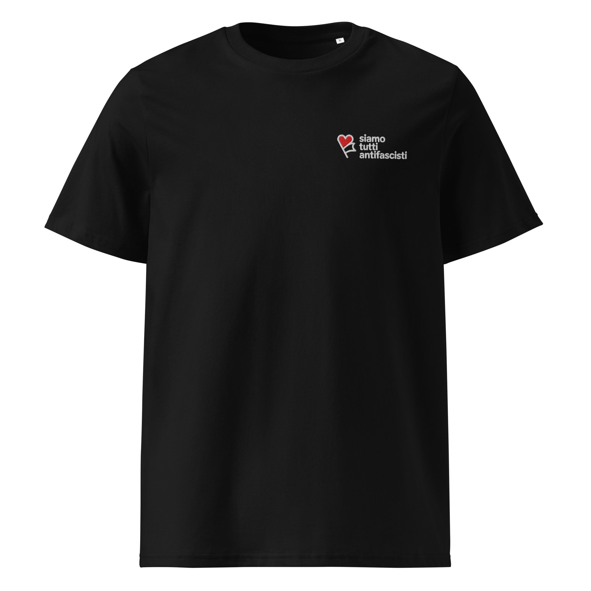 Schwarzes Unisex‑T‑Shirt mit kleiner gestickter Bruststickerei ‚siamo tutti antifascisti‘ in Weiß und Rot.