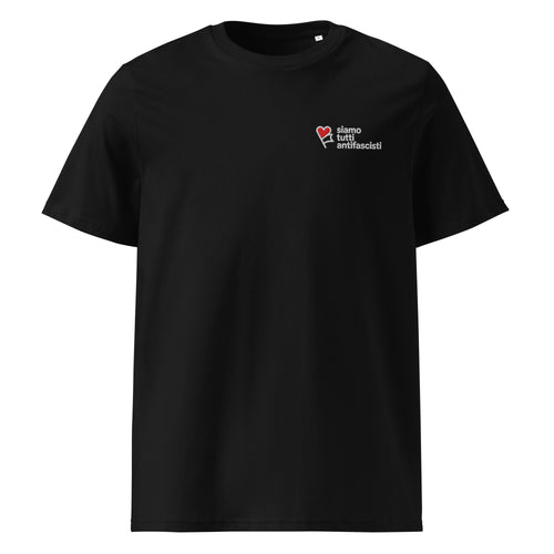 Schwarzes Unisex‑T‑Shirt mit kleiner gestickter Bruststickerei ‚siamo tutti antifascisti‘ in Weiß und Rot.