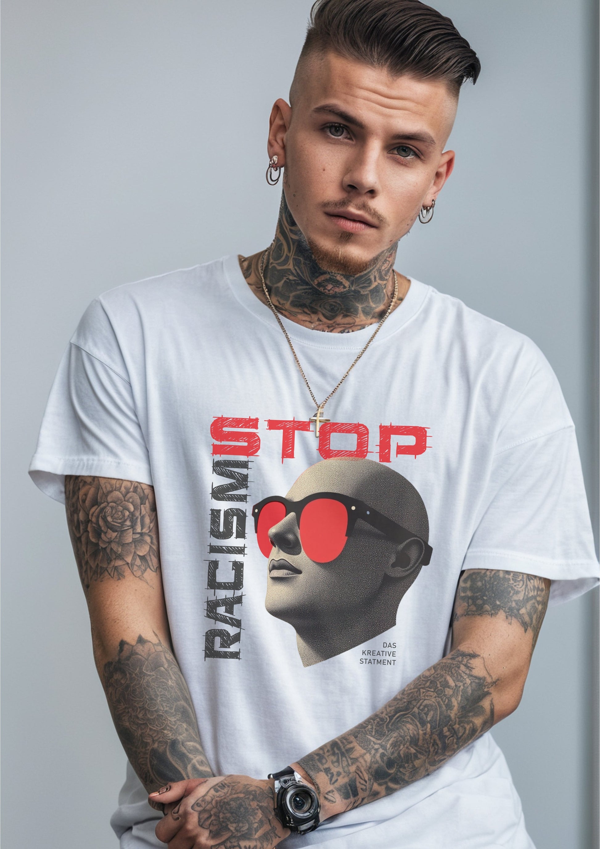 STOP RACISM T‑Shirt Modell getragen Alltag Outfit Protest