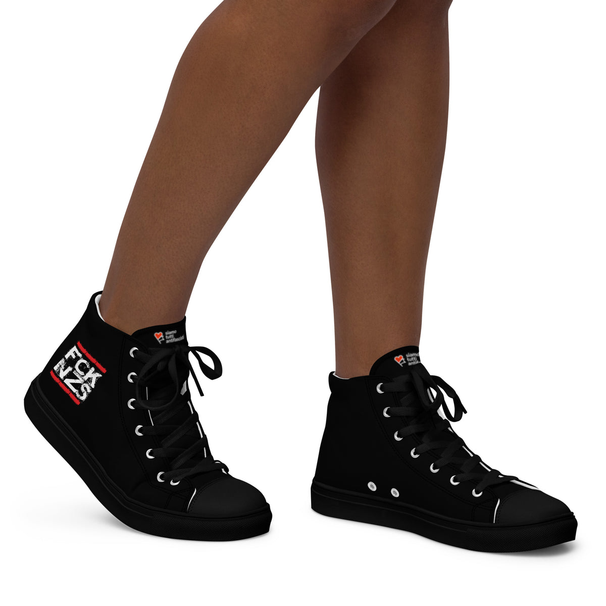 Damen‑Statement‑Schuhe gegen Faschismus. Minimalistisches Design, starke Botschaft, hochwertige Verarbeitung.