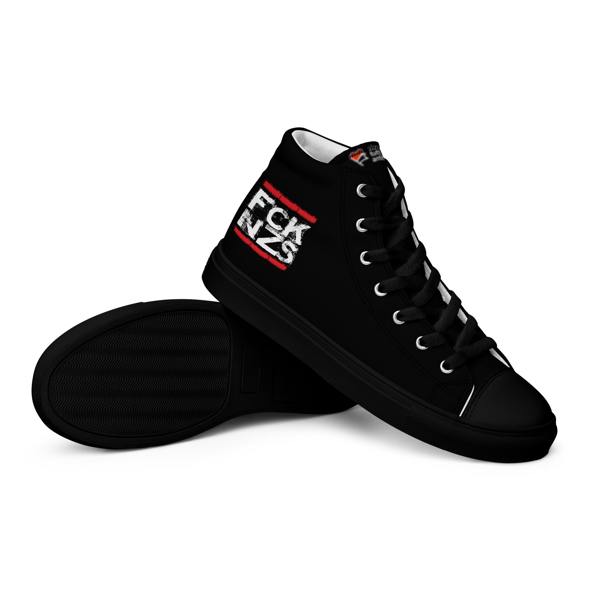„Damen‑Leinenschuhe mit dem Schriftzug FCK NZS als politisches Statement.“

