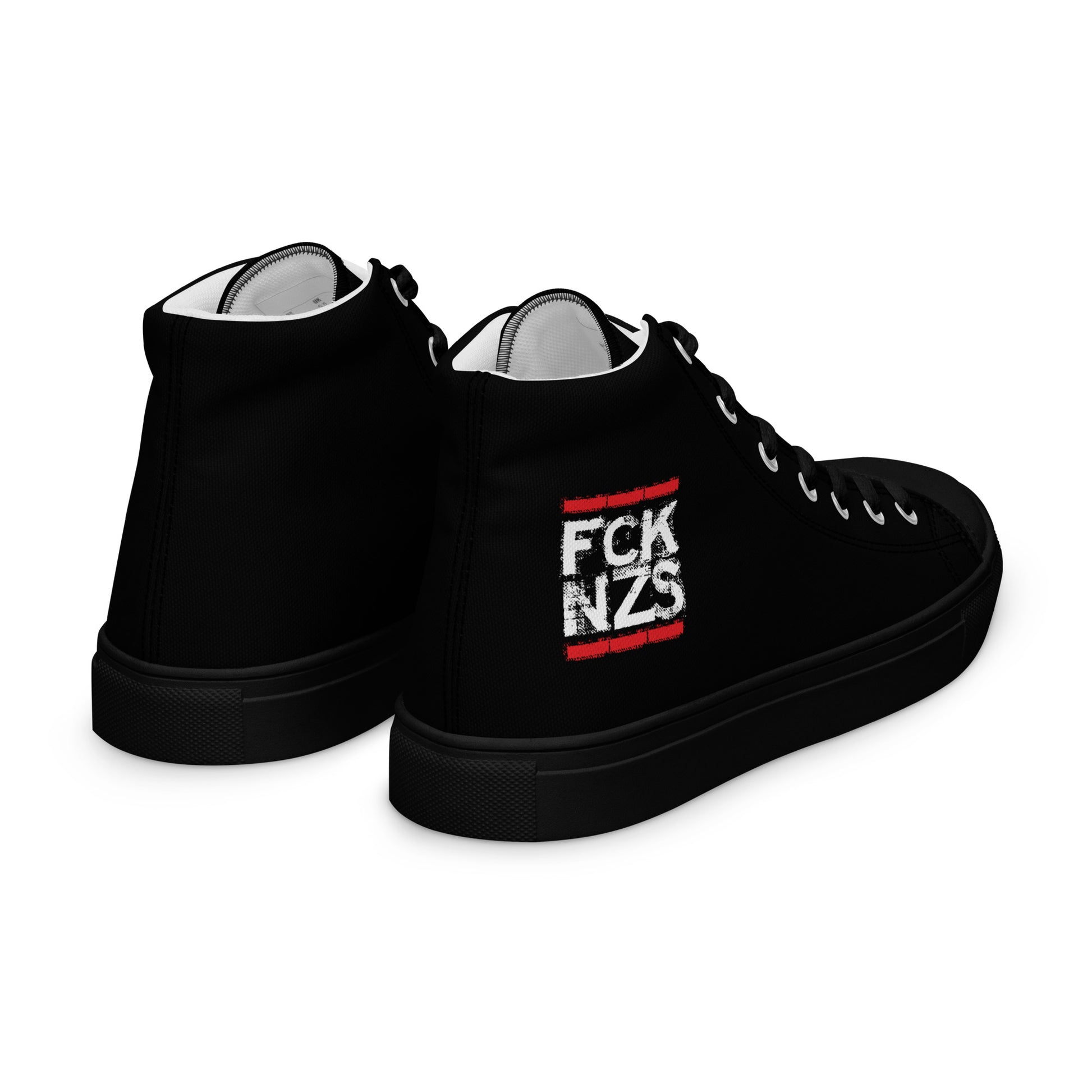 „Leichte Damen‑Leinenschuhe aus Canvas mit weißer Sohle. Auf der Seite befindet sich der Schriftzug FCK NZS als antifaschistisches Statement.“

