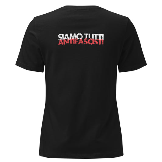 Schwarzes Damen T-Shirt mit dem Statement „SIAMO TUTTI ANTIFASCISTI“ in weiß-roter, distressed Schrift auf der Rückseiteeite.